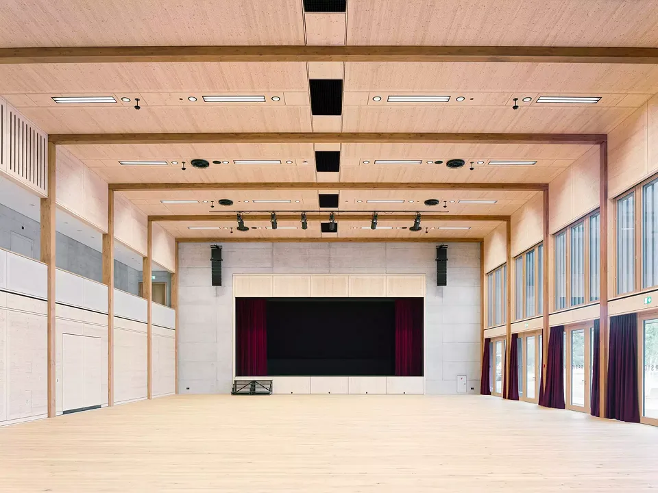 Mehrzweckhalle mit Bühne
