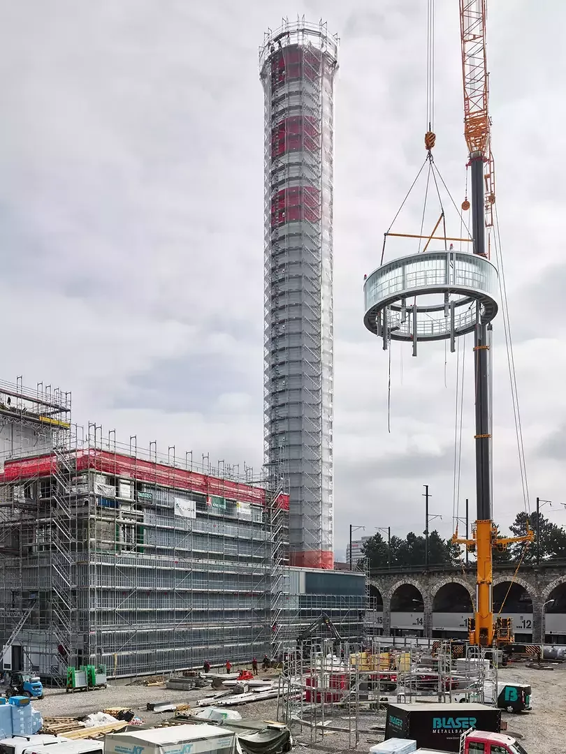 Energiezentrale Josefstrasse, Einhebung Kaminkrone