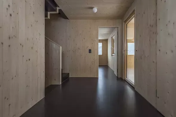 Entree mit Blick in ein Zimmer