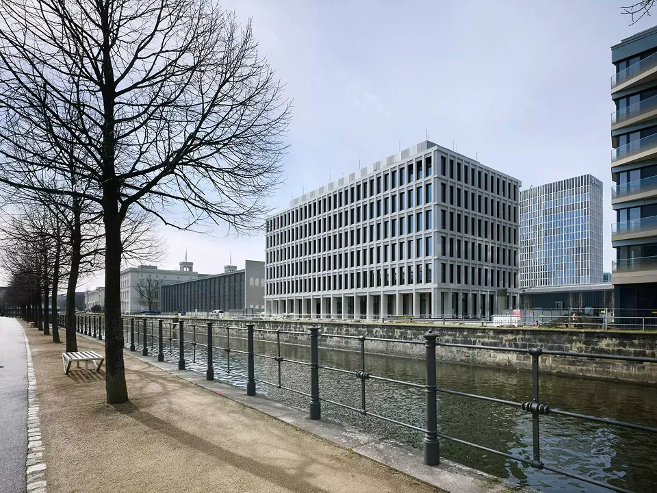 Bürogebäude am Hamburger Bahnhof, Berlin - Blick über den Hohenzollernkanal