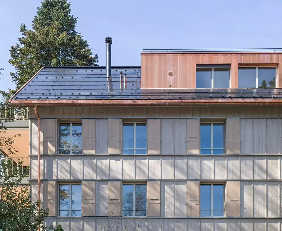 Fassadendetail und In-Dach-PV-Anlage