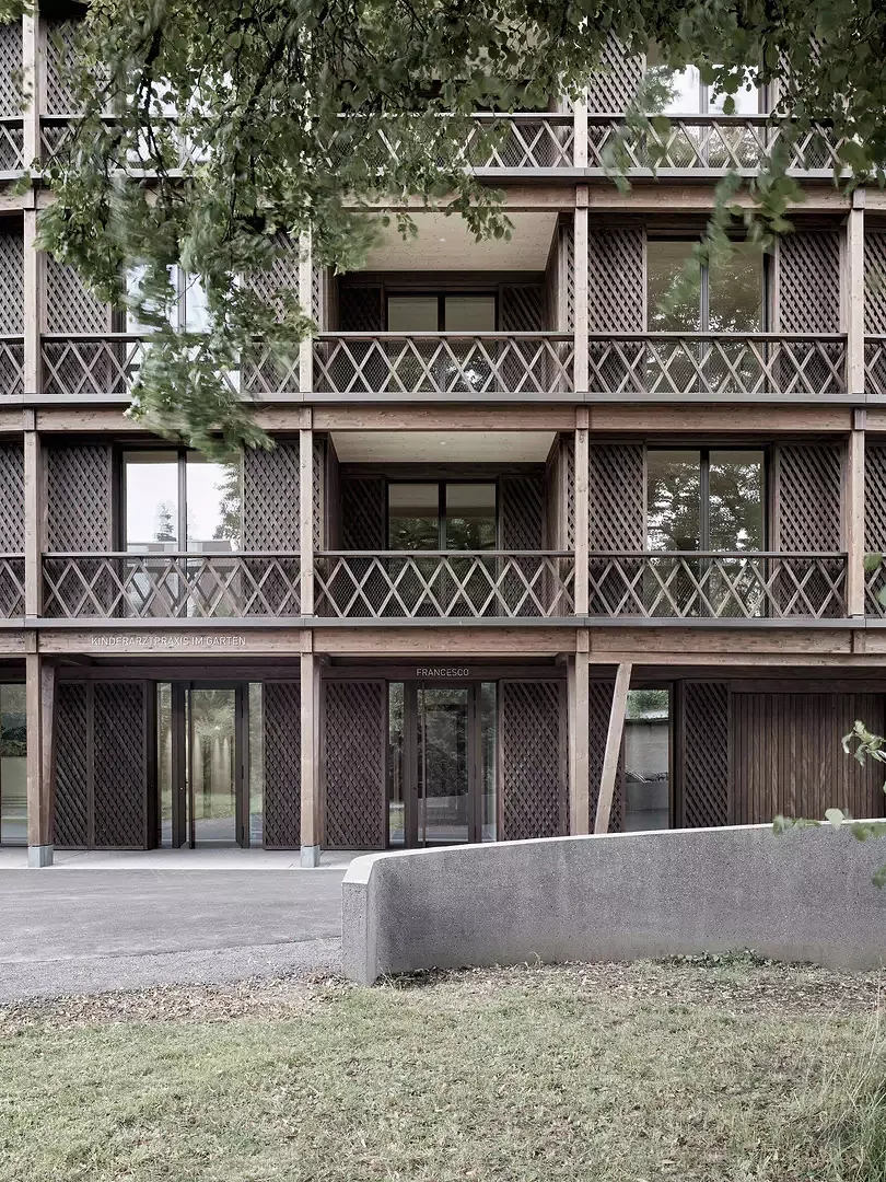 Eingang Praxis (links), Eingang Treppenhaus (Mitte) und Einfahrt Tiefgarage (rechts)