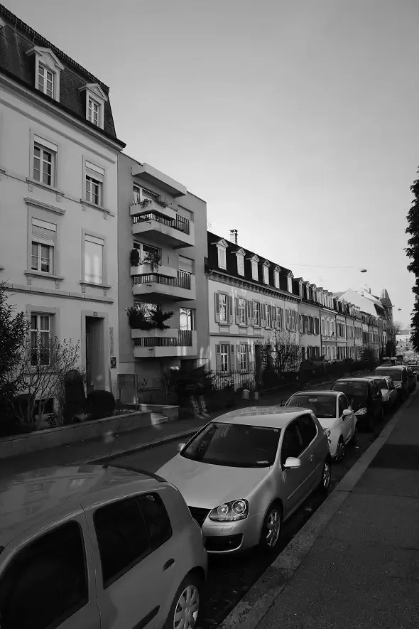 Façade ancienne - côte de la rue, vue depuis le Rhin