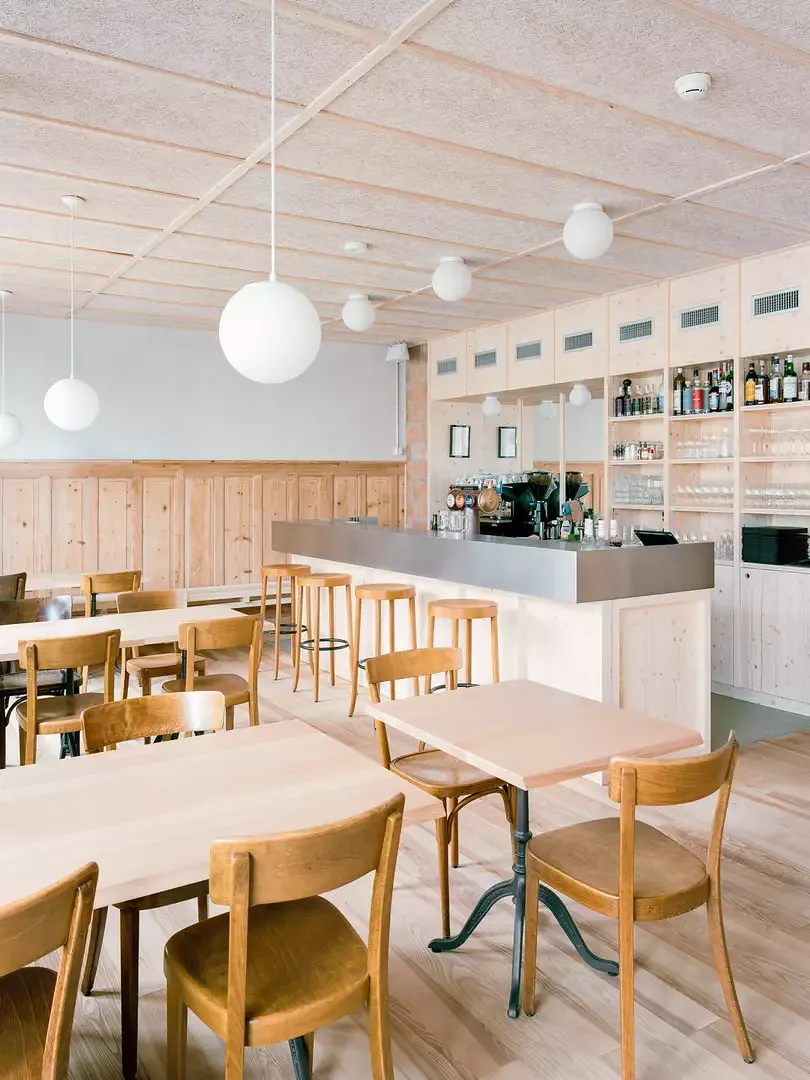 Salle du restaurant avec ses boiseries historiques en sapin et son nouveau plancher en frêne massif