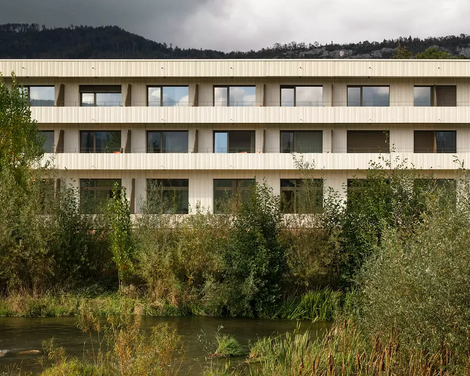 Du côté de la rivière, les appartements et les chambres de soins sont prolongés par des balcons qui créent un lien direct avec l’environnement  de celle-ci.