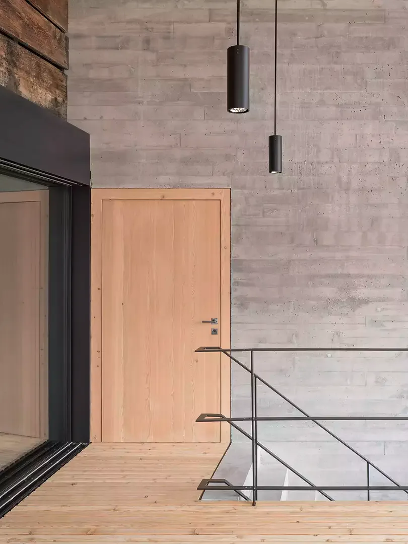 Sichtbeton, Lärchenholz und schwarzer Stahl