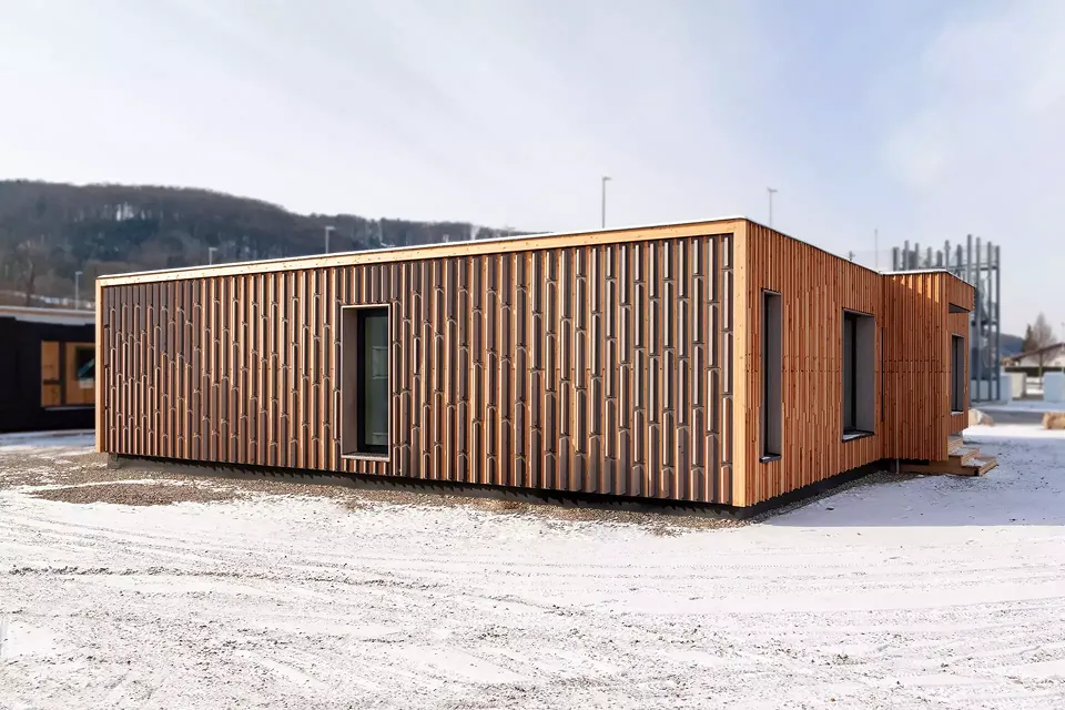 Ostfassade, Neuinterpretation des traditionellen Boden/Deckel Fassadensystems