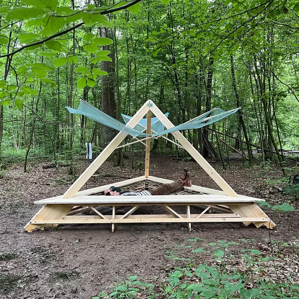 Projekt: Trilounge – Standort: Holderbachhütte – «Trilounge» ist eine dreieckige Struktur mit Sitz- und Liegemöglichkeiten, um die verschiedenen Aussichten des Ortes zu geniessen.