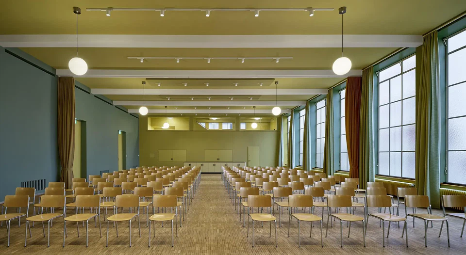 Der grosse Saal mit grosser Fensterfront nach Norden