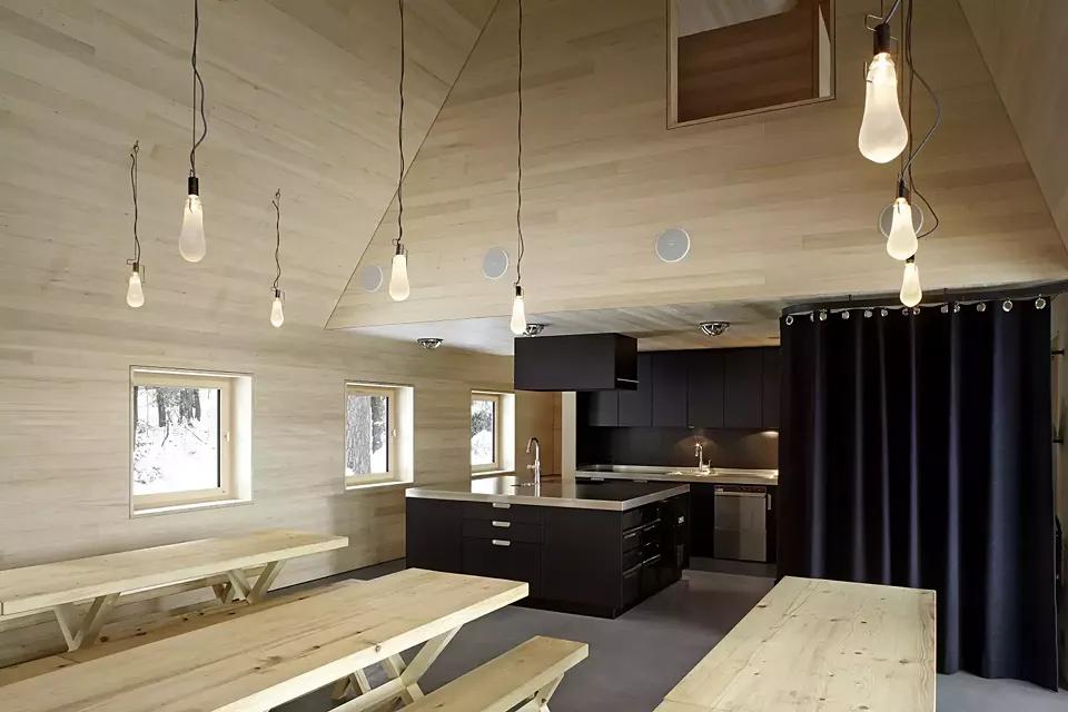 Salle de fête avec cuisine, vue vers étage supérieur
