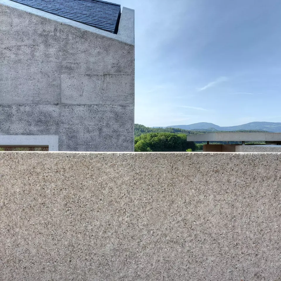 Fassadendetail mit Aussenmauer