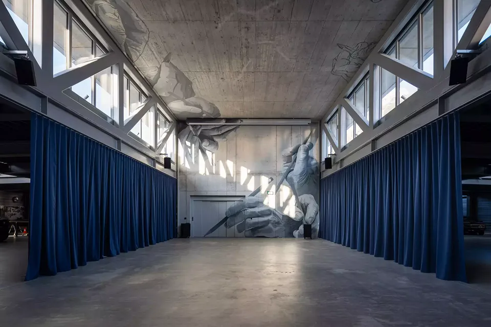Autoausstellung - Kunst am Bau