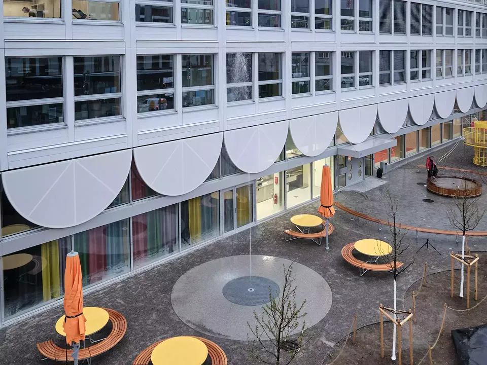 «The more The Merrier»: la fontaine ne jaillit que lorsqu'il pleut - Art et construction de Roland Roos.