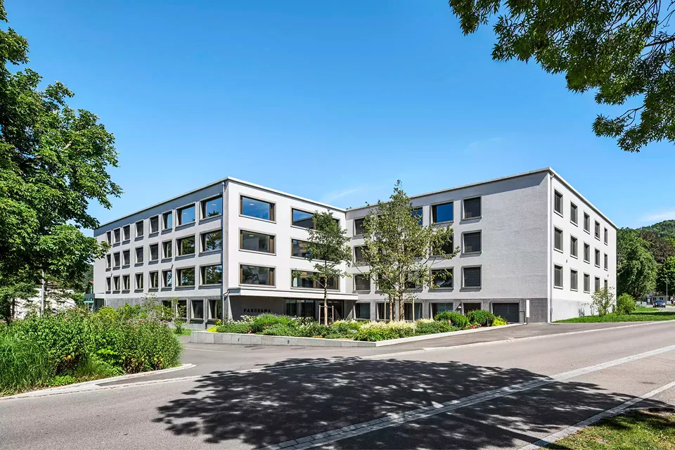 Blick auf den Eingangshof  der neuen Patientenstation Panorama. Durch den Versatz der beiden Hofkörper entsteht diese negative Ecksituation.