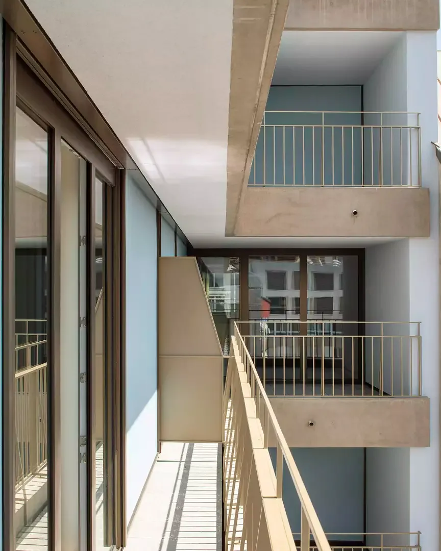 Balcons filants sur cour