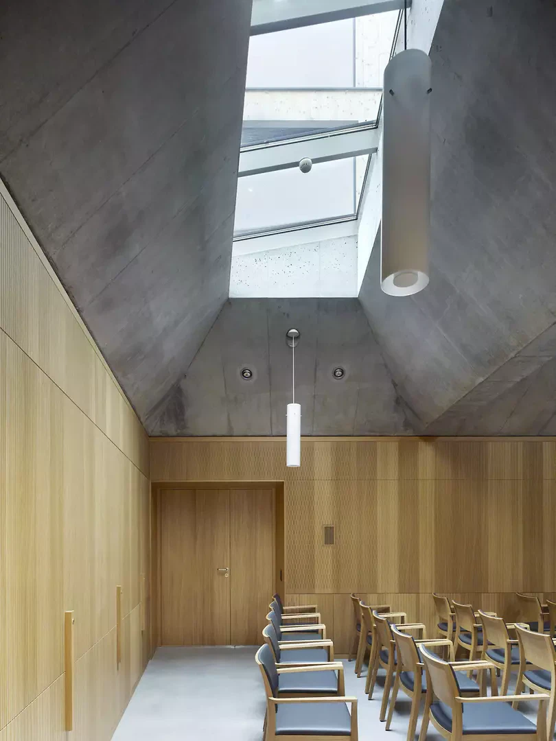 Betonoberlicht im Mehrzweckraum