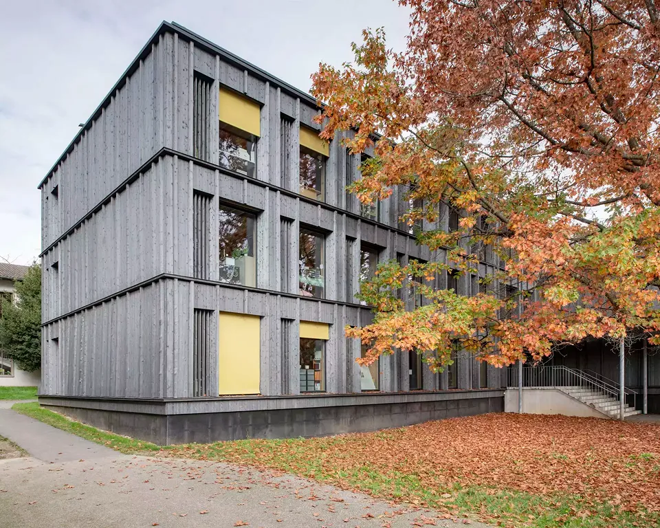Vue extérieure, bâtiment école, site Trembley