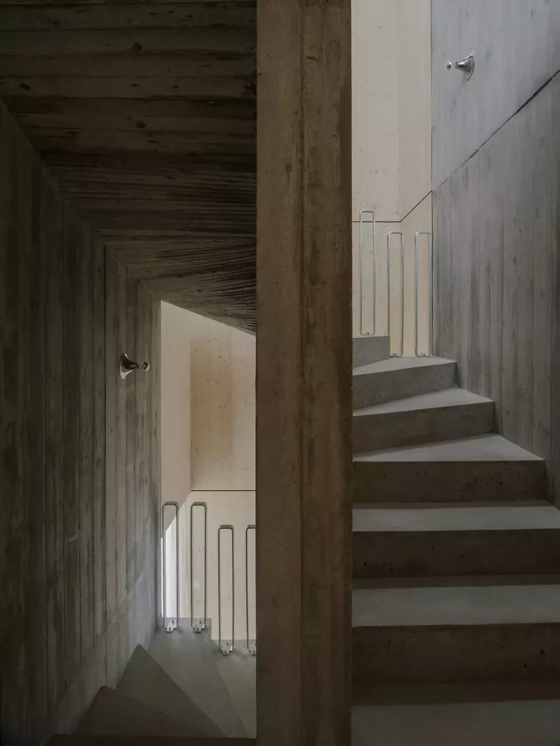 Treppe mit vertikalem Luftraum im Hintergrund