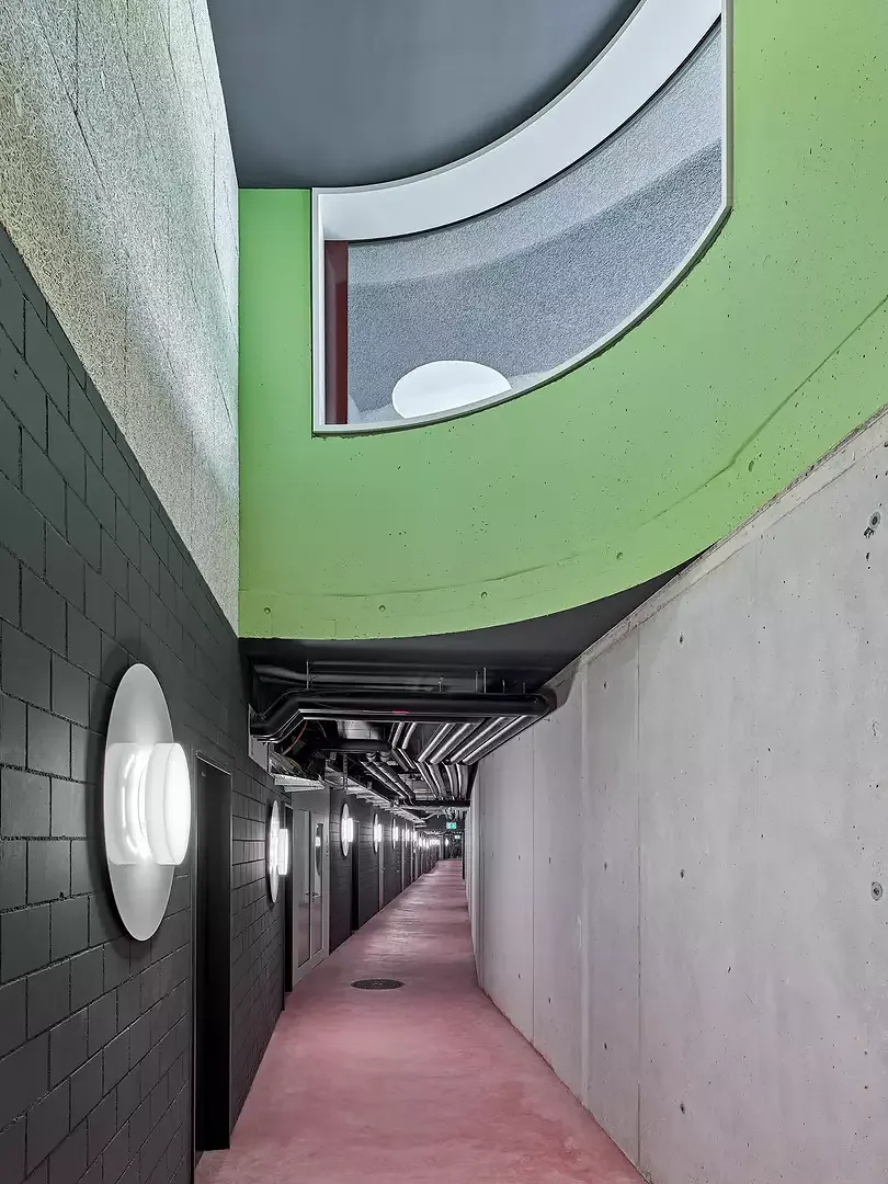 Rue intérieure traversante au sous-sol