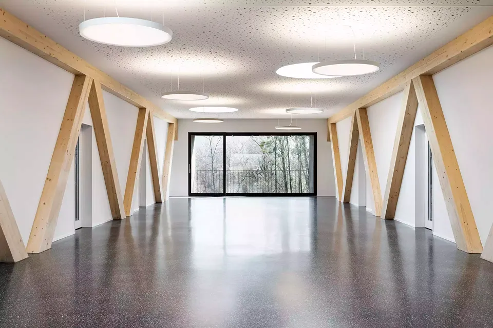 Die beiden Überzüge definieren im Obergeschoss das grosszügige Foyer.