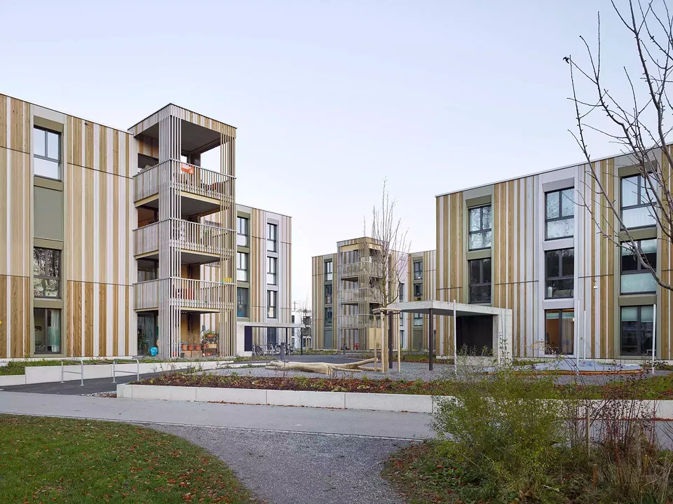 Wohnbauten fassen den zentralen halböffentlichen Aussenraum