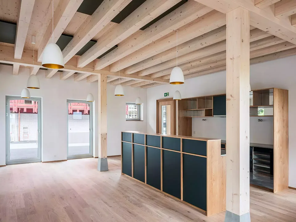 Bistro im Bauernhaus mit raumbildender Balkendecke