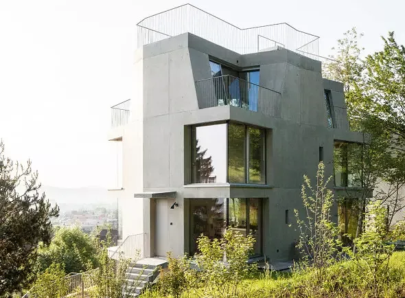 Westfassade mit Eingang obere Maisonettewohnung