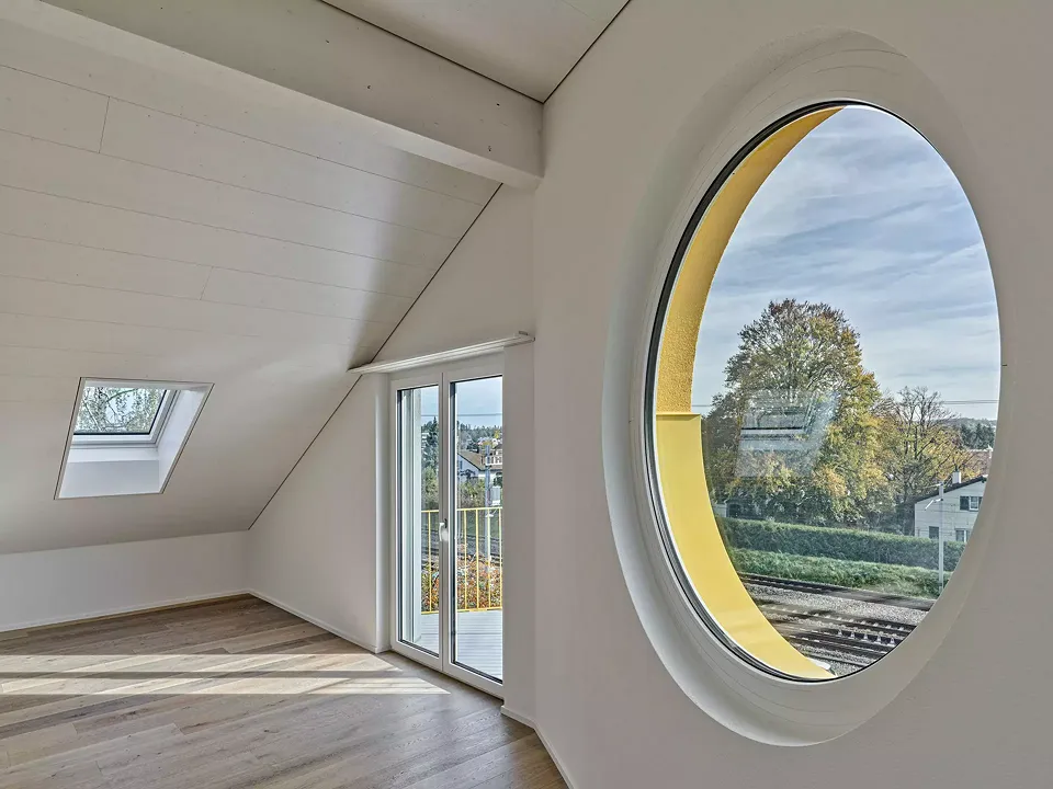 Rundfenster mit Aussicht bis in die Alpen im Dachgeschoss