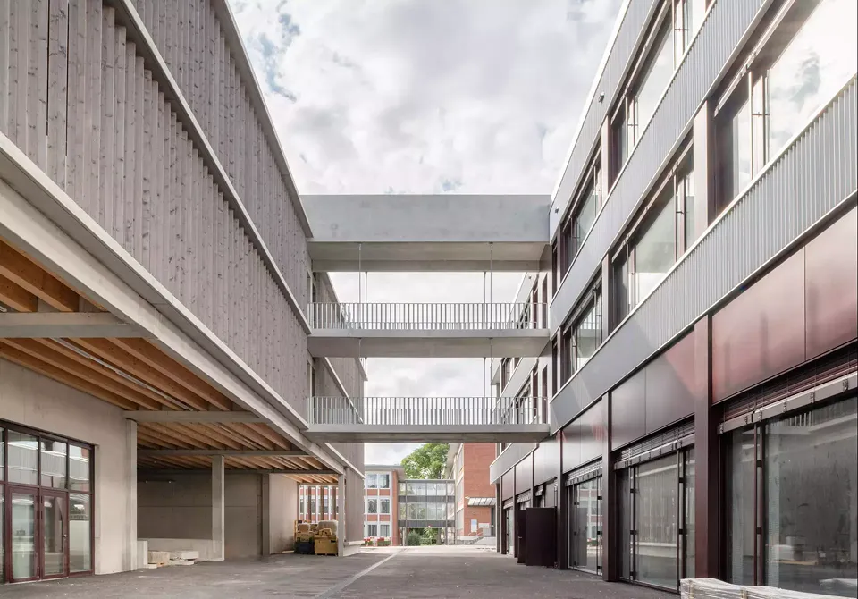 Brücke zwischen Multifunktionsgebäude und Parkhaus