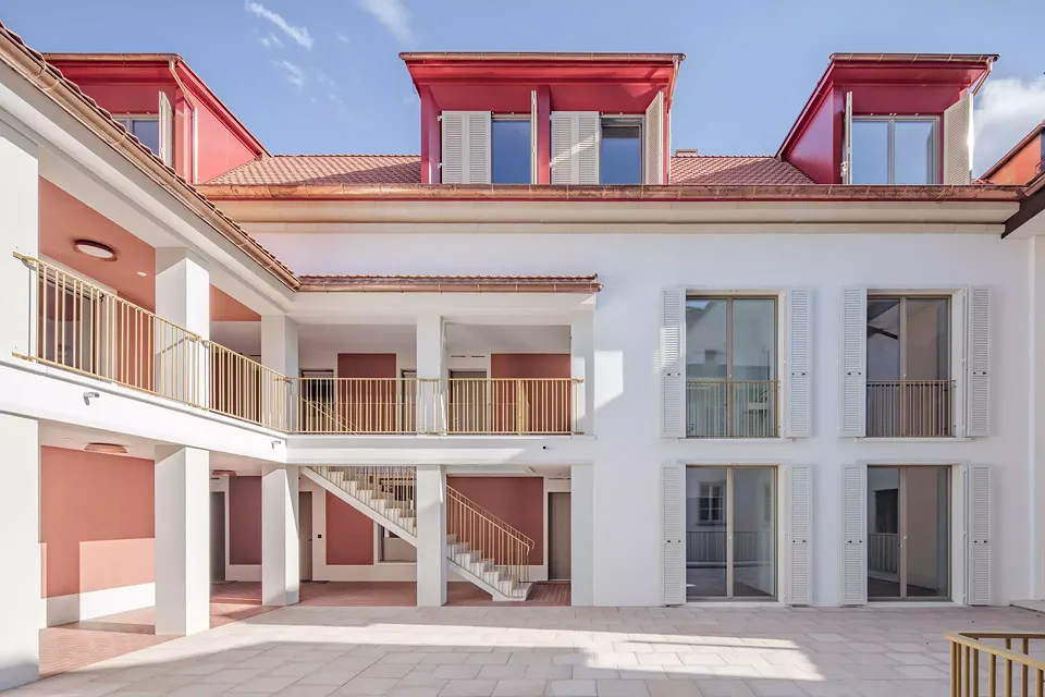 En quittant la cage d’escalier du fond au deuxième étage, on atteint une grande terrasse sur le toit avec un accès par une coursive pour les étages supérieurs.