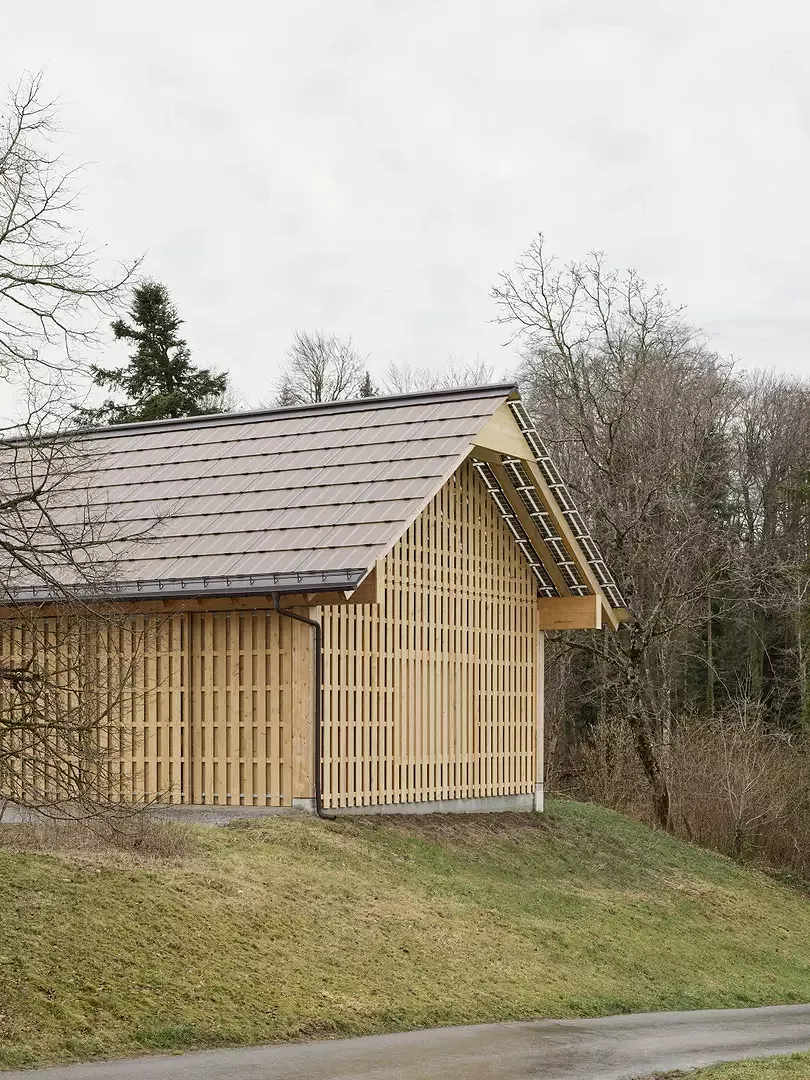 Der Neubau mit Satteldach und eingefärbter PV-Anlage integriert sich typologisch und massstäblich in die ortstypische Bebauungsstruktur.