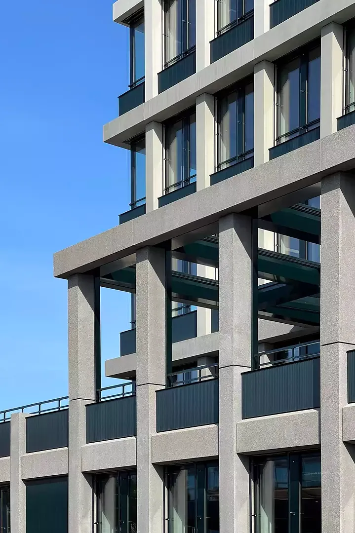 Detailansicht der Fassade mit dem Helligkeitsverlauf der Betonelemente