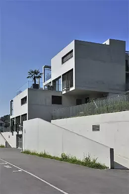 Die Materialisierung in Sichtbeton unterstreicht das Gestaltungskonzept der klar geschnittenen Kuben