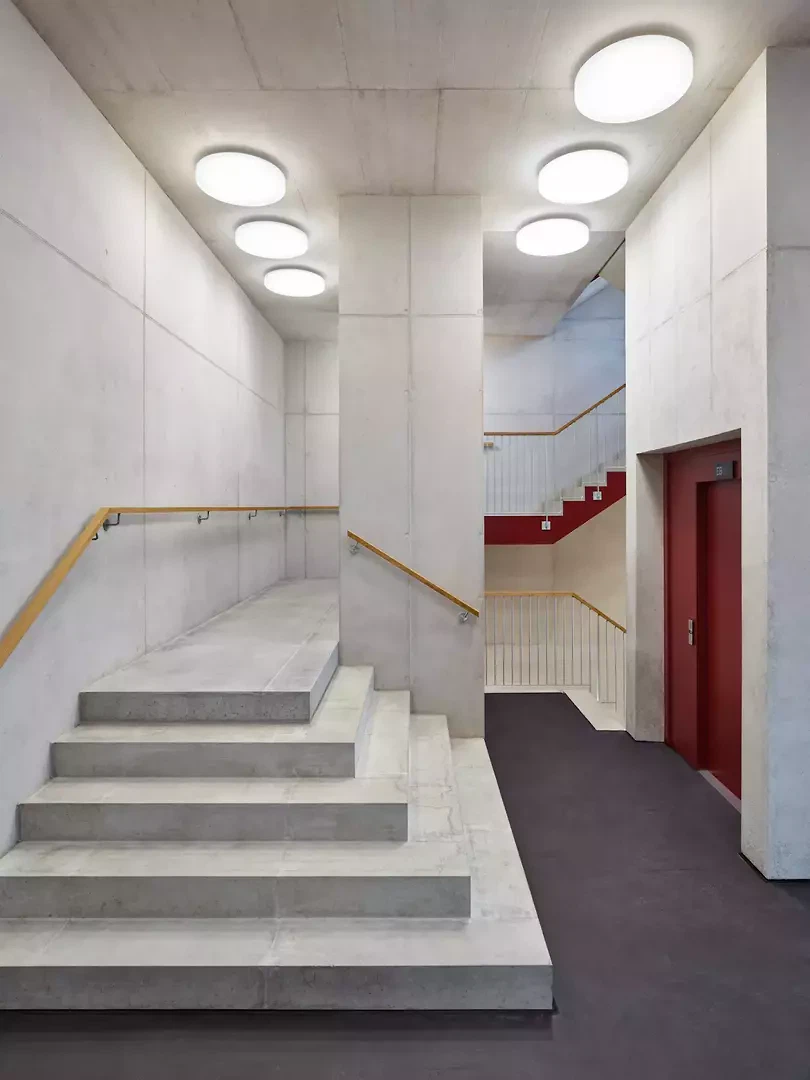 Grosszügiger Eingangsbereich entlang der Leutschenbachstrasse