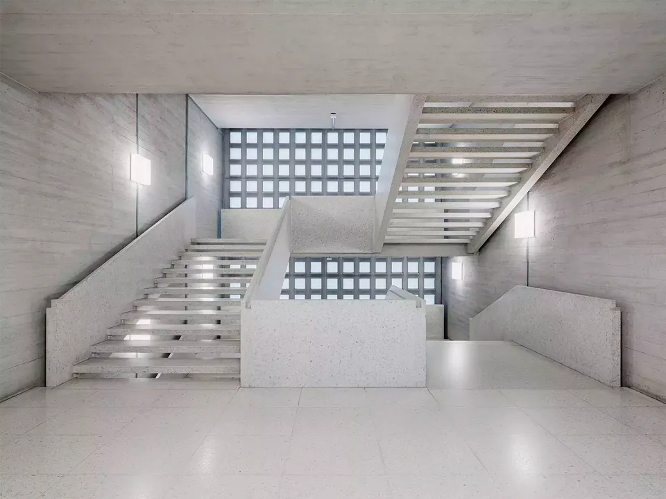 Escalier principal HPT | zone non accessible au public, sans main courante supplémentaire, avec nouveaux luminaires et conduites techniques