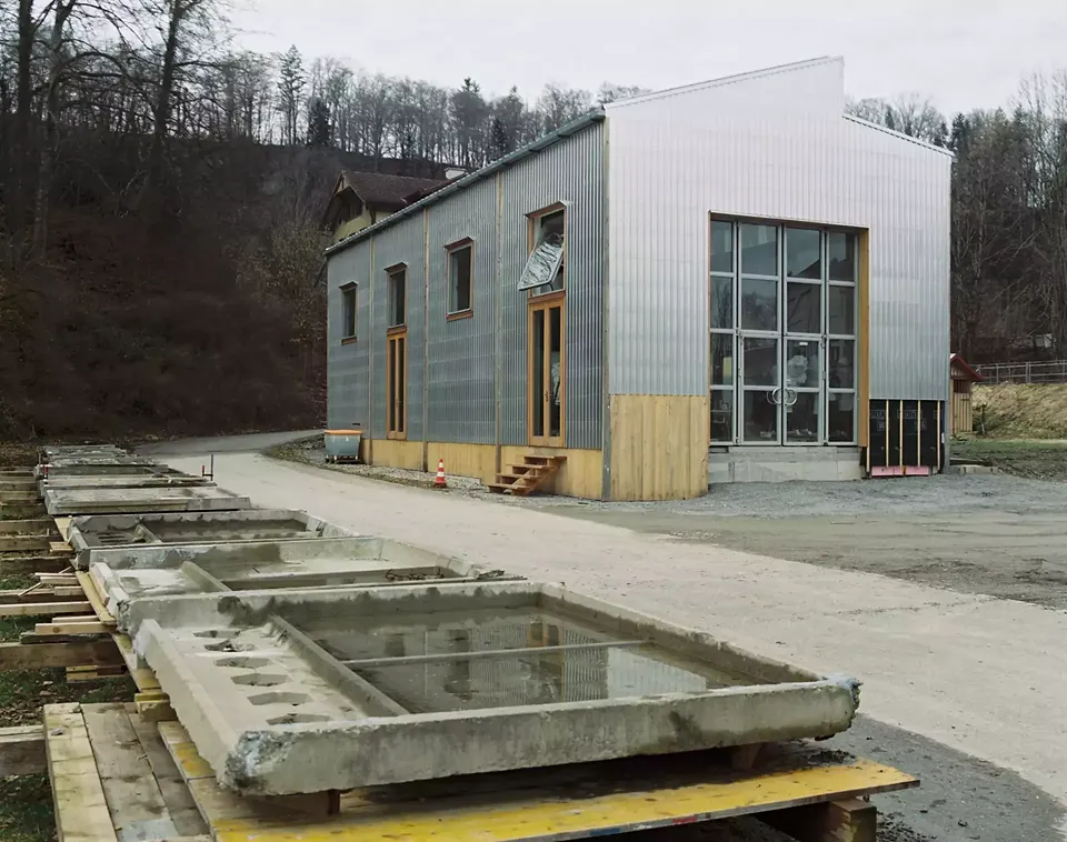 L’atelier a été construit par un groupe de construction comprenant entre autres deux architectes, une scénographe, un électricien et une menuisière.