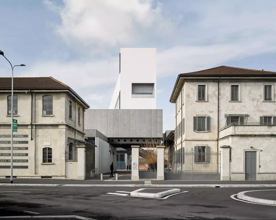 L’accès original, près de l’ancien bâtiment administratif et l’actuel immeuble de bureaux, a été transformé en entrée principale. Cette dernière ouvre la vue sur l’ensemble du site jusqu’à la Torre.