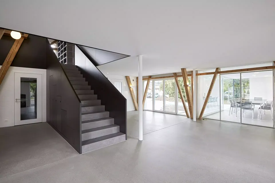Conversion de la grange aux immeubles de bureaux et commerciaux