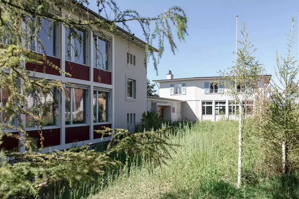 Haupteingang an der Lärchenstrasse