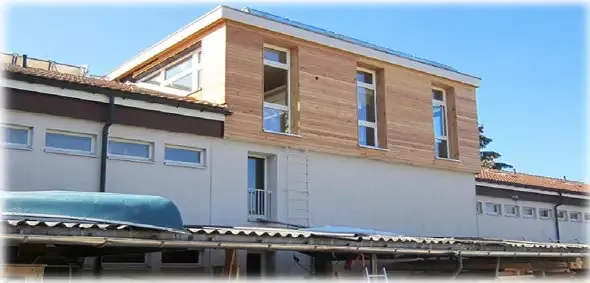 Die ältesten Fenstern wurden ersetzt durch Fenster mit besserem U-Wert. U-Wert unter 0,7W/m2K (über 4-mal besser als die vorherigen Fenster)
