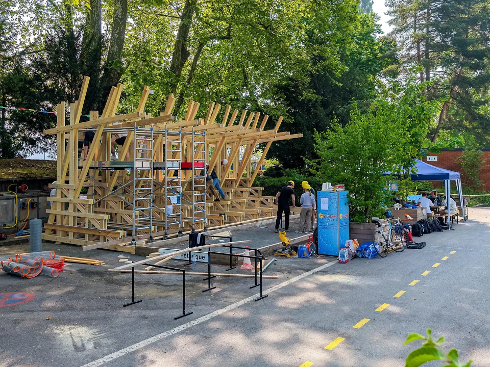 Die im Atelier in Horw vorfabrizierten Rahmenelemente der Struktur «Re:Frame» werden gemeinsam in wenigen Tagen auf dem Inseli in Luzern zur fertigen Struktur gefügt.