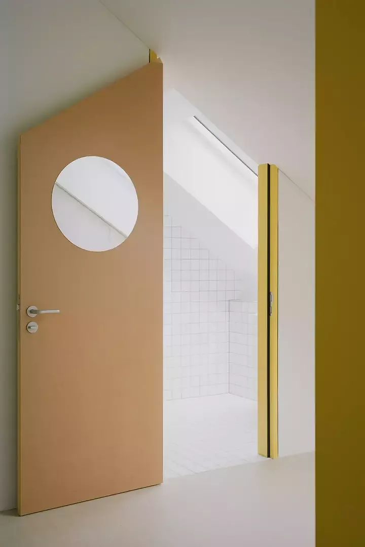 Porte de salle de bain dans les combles