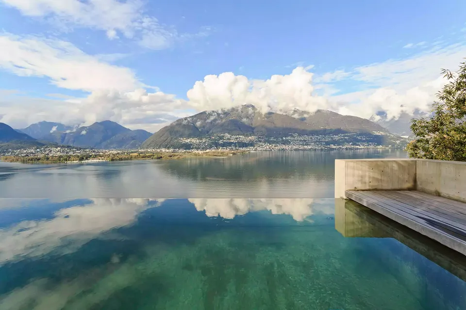 Piscina a sfioro