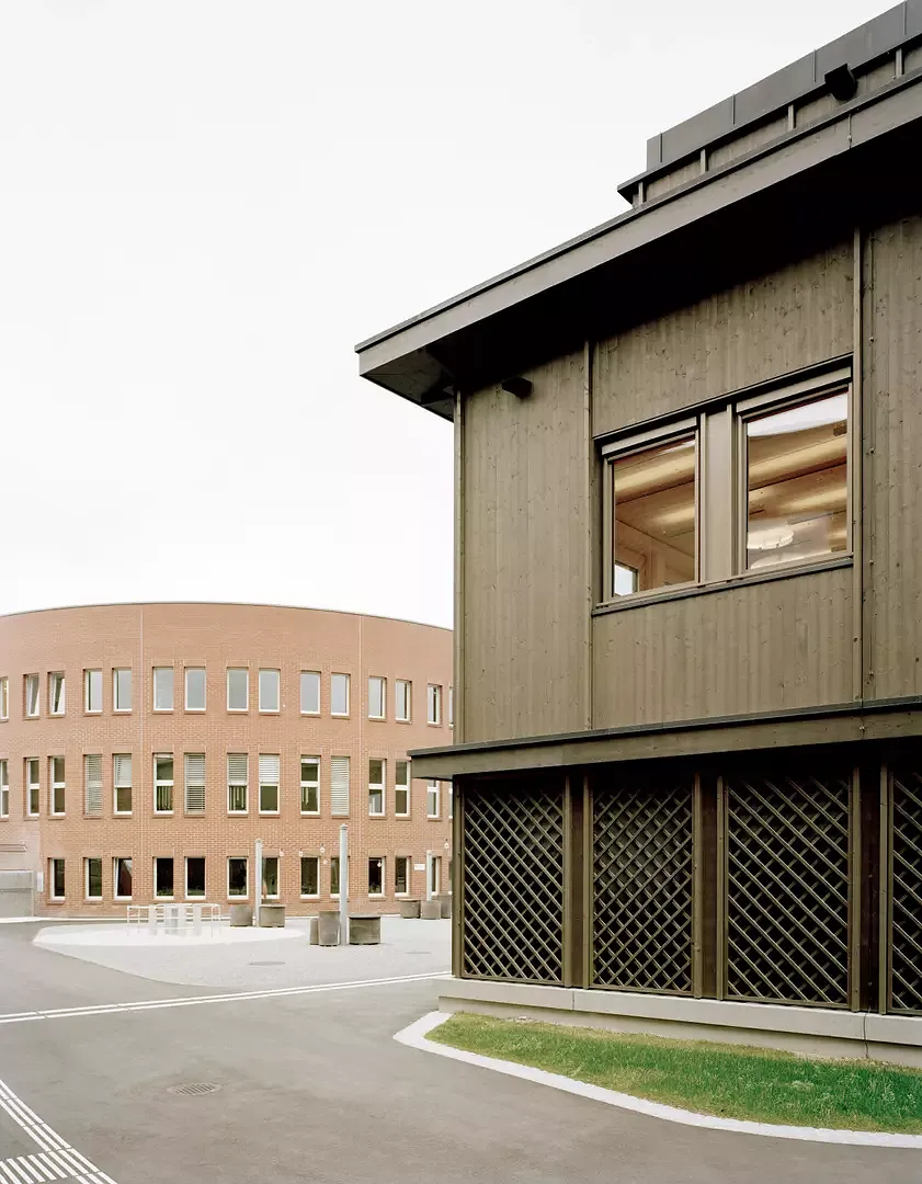 TANNE_Aussen_Neues Schulgebäude_altes Hauptgebäude