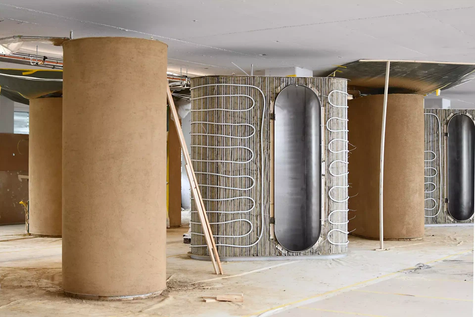 Anbringen der Heizschlaufen und des Lehmputzes