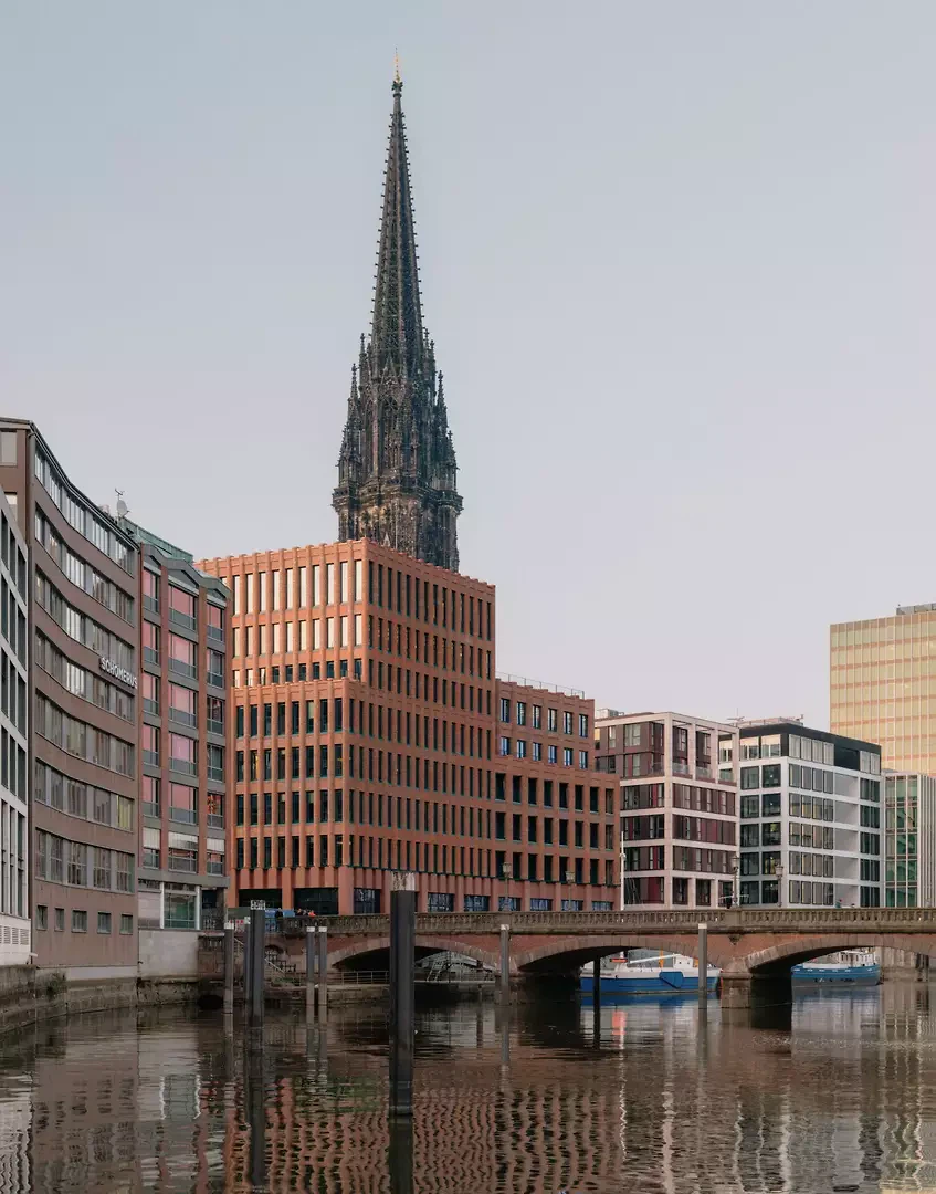 Prominent positioniert am Brückenkopf des Nikolaifleet-Kanals.