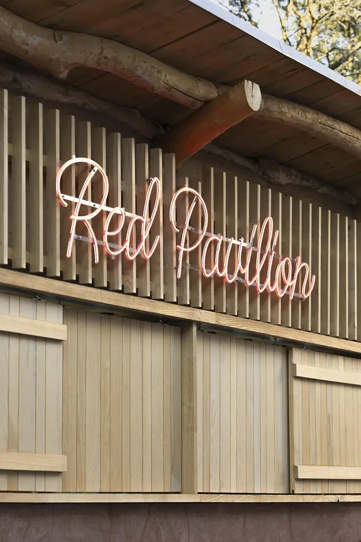 Seitenfassade Beschriftung Red Pavilion