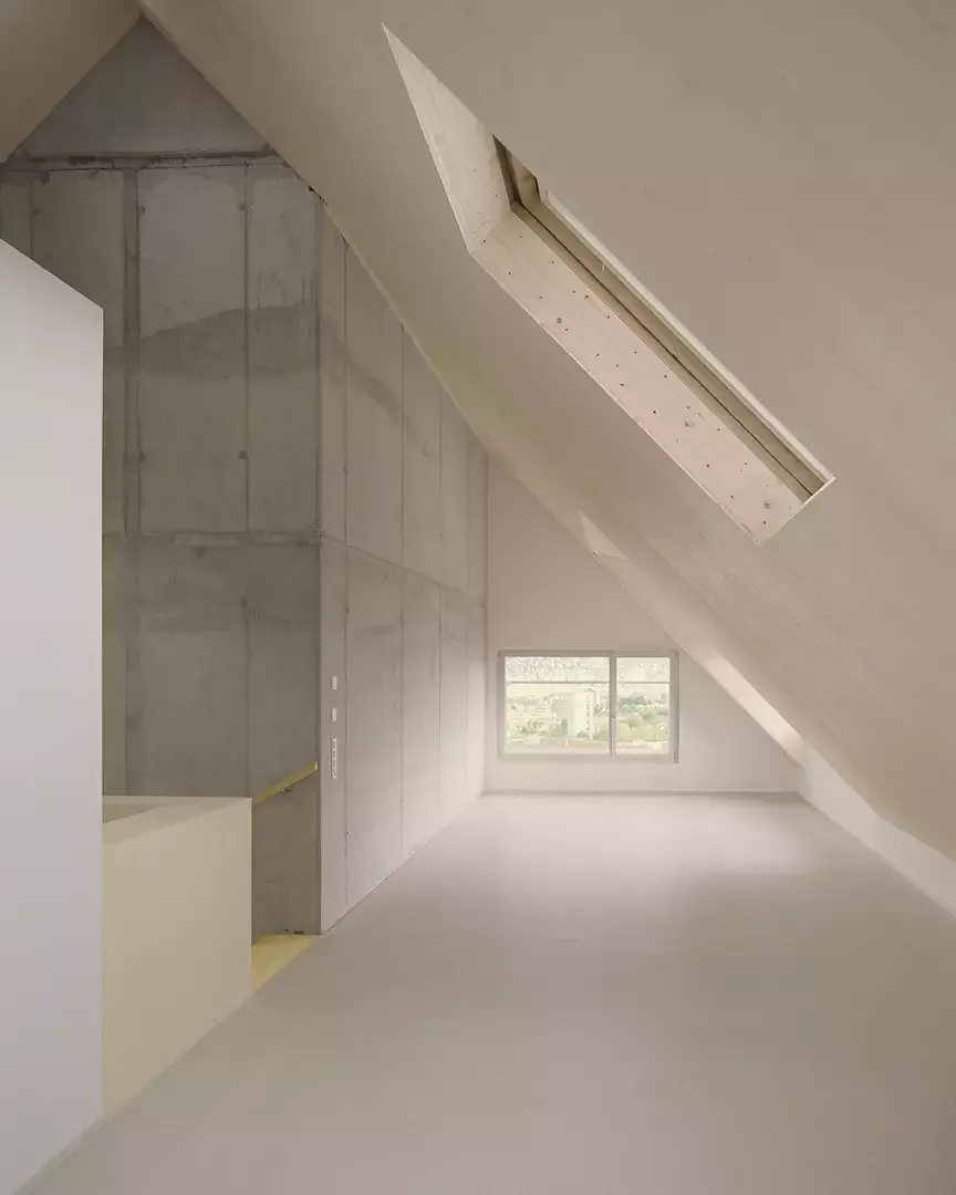 Holzbaudecken, Sichtbeton, geschliffener Anhydrithböden, Lehmfeinputz - Natürliche Materialien prägen die Innenräume.