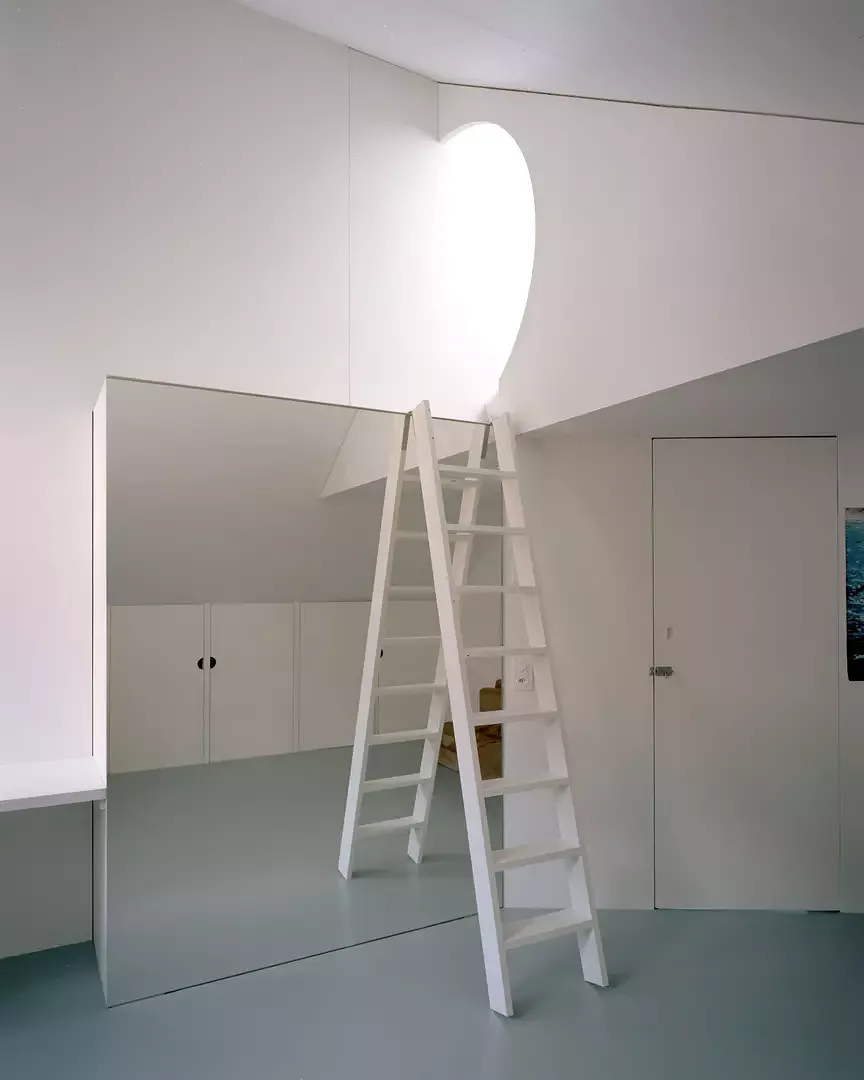 Bei beiden Kinderschlaf­zimmern führen Leitern hinauf zu Schlafkojen in der Dachspitze. Dachflächenfenster erlauben von dort einen Blick in den Himmel.