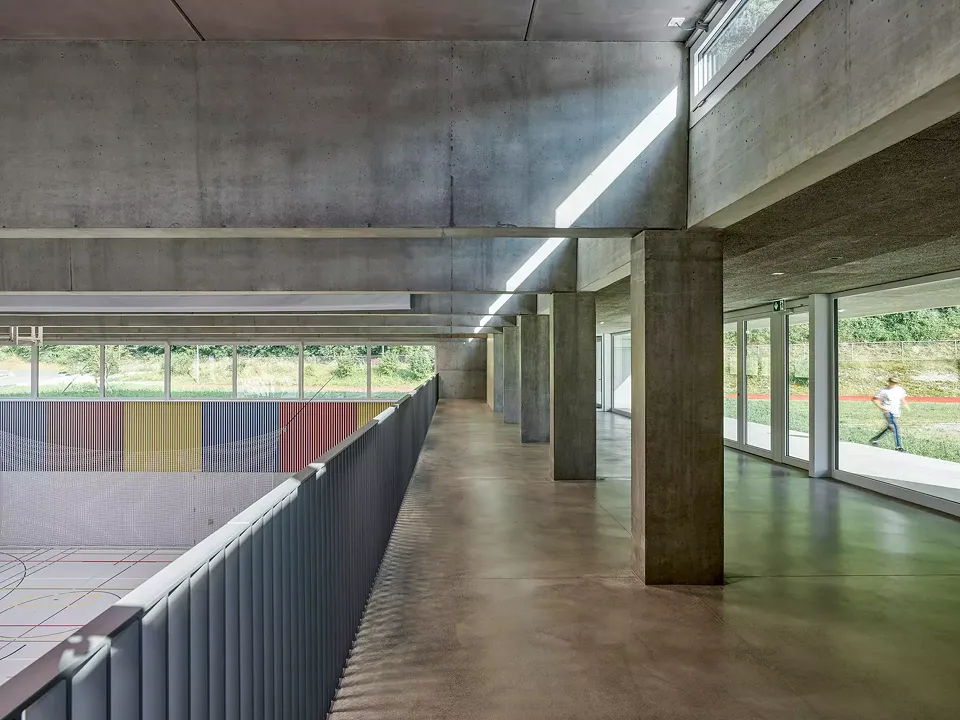 Anbindung des Sportplatzes über die Zuschauergalerie an die Sporthalle
